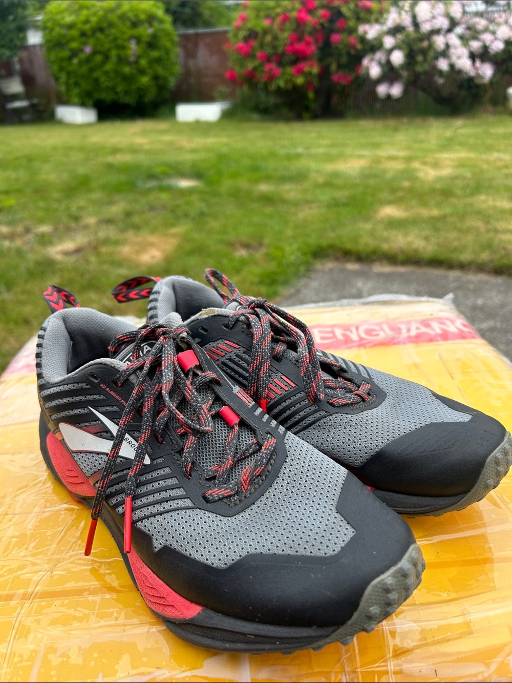 Brooks Cascadia 13 Women’s Grey and Black Athletic Shoes with Red Accents Sz 7.5